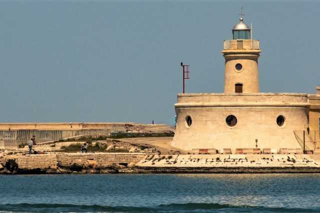 Bari, la storia del Faro Borbonico: dall'800 saluta le navi che entrano ed escono dal Porto